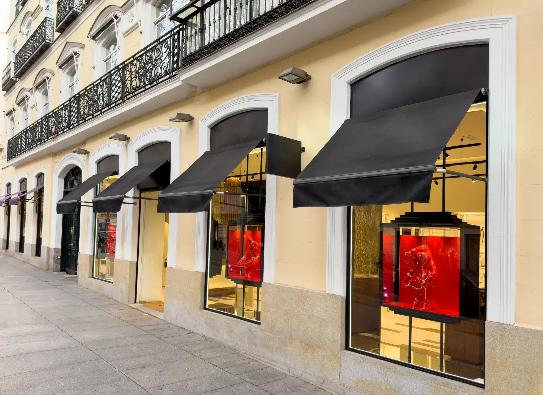 Façade vitrine de magasin en aluminium sur mesure à Cannes